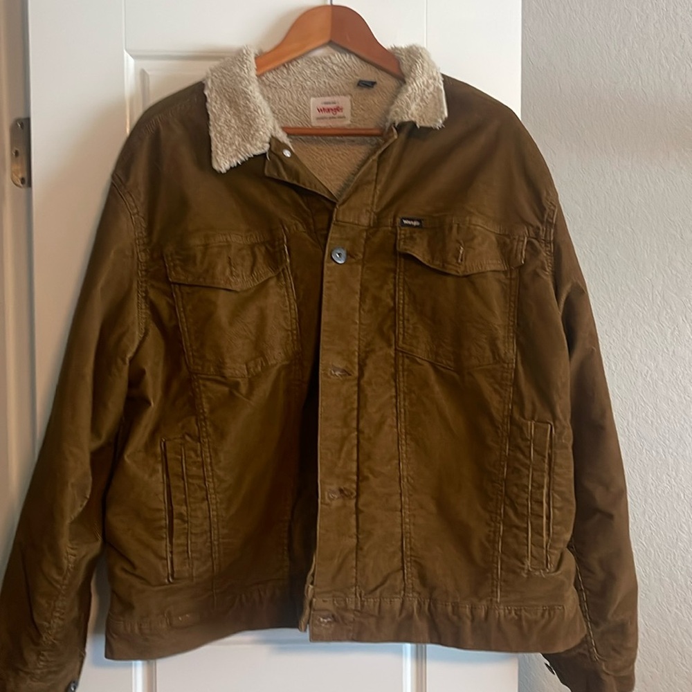 Men’s Wrangler Sherpa Lined Corduroy Trucker Jacket in Size XL